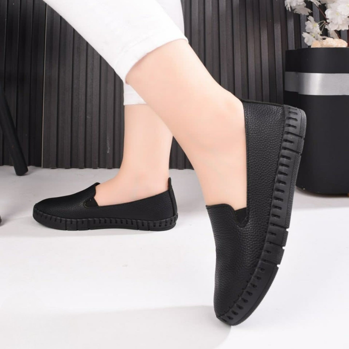 شوز لوفر طبي نسائي من الجلد الاسود المحبب بفيونكة ونعل جملي مريح مخيط – مناسب للمشي اليومي