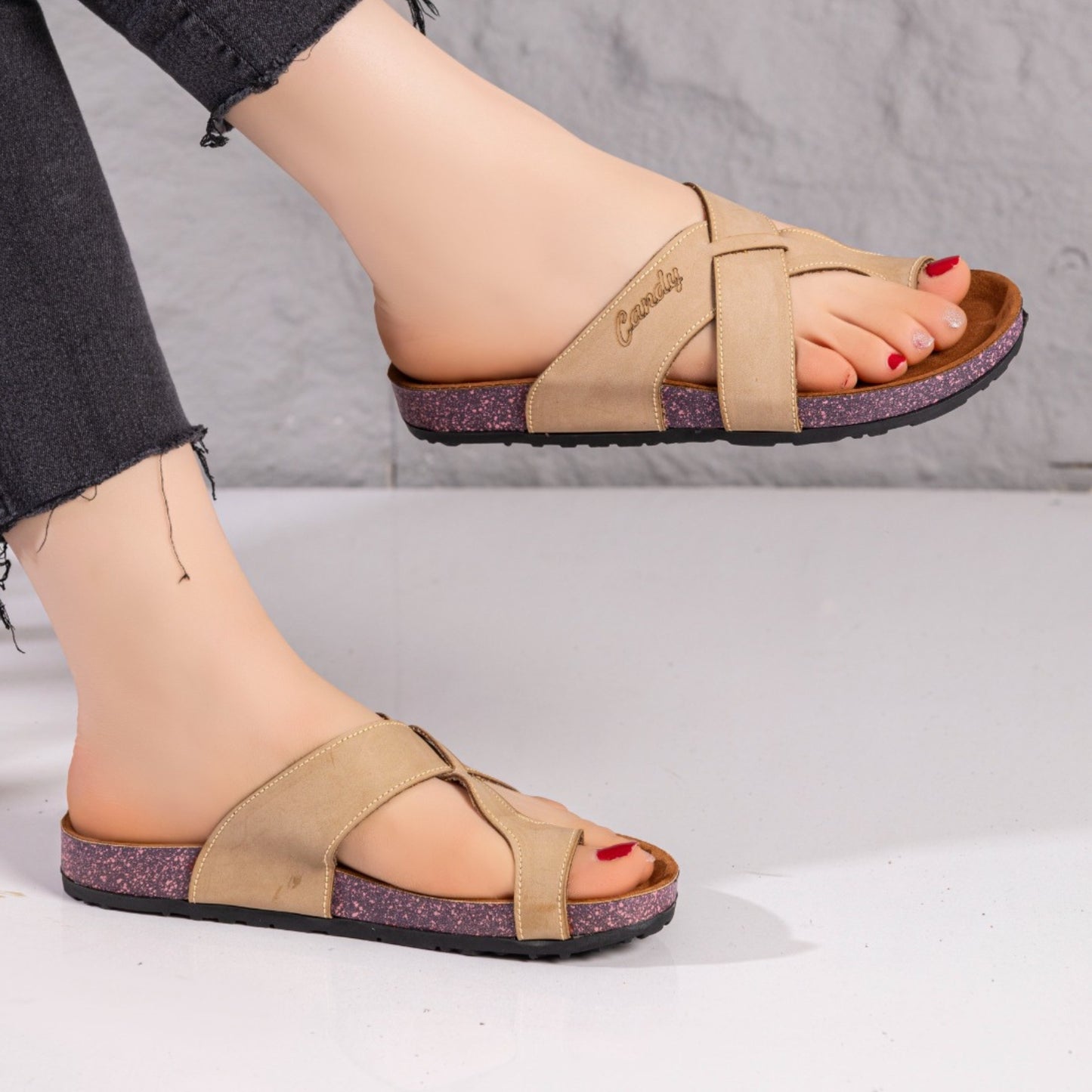 شبشب حريمي جلد طبيعي لون بيج أنيق ومريح لفصل الصيف