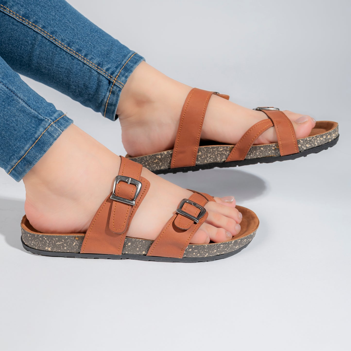 شبشب حريمي جلد طبيعي لون هافان أنيق ومريح لفصل الصيف