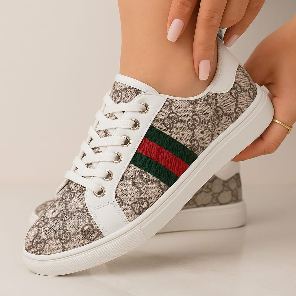 كوتشي جلد حريمي بيج بنقشة ونعل أبيض